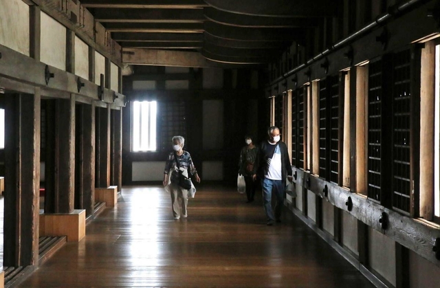 １８日ぶりに営業が再開された姫路城の天守閣。観光客の姿はまばらだった＝姫路市本町（撮影・大山伸一郎）