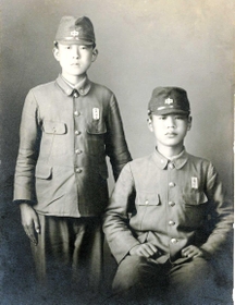 １９４３年、鷺城中学の同級生と写真に納まる黒田権大さん（左、本人提供）