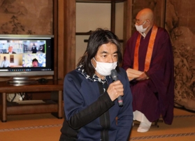 アートプロジェクトの方針を語る日比野克彦さん（手前）と、大樹孝啓住職＝書写山円教寺