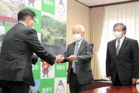 姫路市に要望書を手渡す独協学園の吉田謙一郎理事長＝姫路市役所
