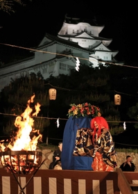 姫路城を背景に演じられた薪能。今年は初めてライブ配信される＝２０１９年５月、姫路市本町