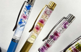 華やかなハーバリウムボールペン＝サウンドスパイス