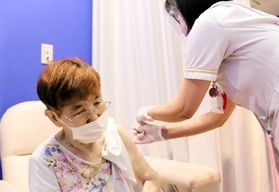 緊張した表情でワクチン接種を受ける女性＝姫路市広畑区正門通４