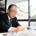自宅書斎で、自身の空襲体験についてまとめた記録に目を通す黒田権大さん＝姫路市（撮影・大山伸一郎）
