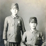 １９４３年、鷺城中学の同級生と写真に納まる黒田権大さん（左、本人提供）