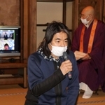 アートプロジェクトの方針を語る日比野克彦さん（手前）と、大樹孝啓住職＝書写山円教寺