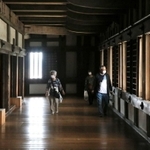 １８日ぶりに営業が再開された姫路城の天守閣。観光客の姿はまばらだった＝姫路市本町（撮影・大山伸一郎）