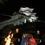 姫路城を背景に演じられた薪能。今年は初めてライブ配信される＝２０１９年５月、姫路市本町