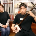 「津軽じょんがら節」を演奏する中村卓也さん（右）と見守る知世さん＝姫路市網干区余子浜