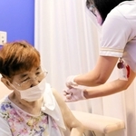 緊張した表情でワクチン接種を受ける女性＝姫路市広畑区正門通４