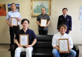 しらさぎ賞を贈られた（前列右から時計回りに）多鹿さん、岡本さん、上浦さん、黒田さん＝中播消防署