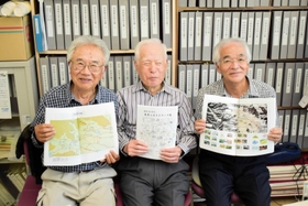 マップ集の編集委員を務めた（左から）駒田新安さん、大槻守さん、神崎茂樹さん＝姫路市香寺町犬飼