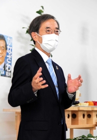 開所式で意気込みを訴える金沢和夫氏＝姫路市東延末２