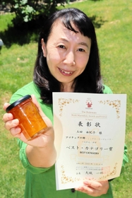 マーマレードの出来栄えを競う大会で高い評価を得た土田由紀子さん＝姫路市