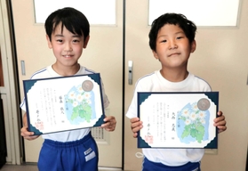 のじぎく賞の表彰を受けた藤森敬人君（左）と大西忠義君＝青山小学校（姫路市青山北３）