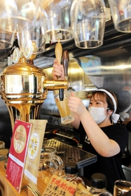 宣言解除を受け、約２か月ぶりに生ビールを注ぐ英洋軒南町店の店員＝姫路市南町（撮影・安藤真子）