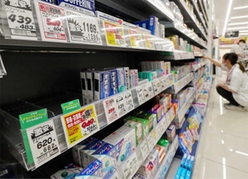 アセトアミノフェンを含む製品が品切れになった解熱鎮痛剤の棚＝姫路市駅前町、ゴダイドラッグみゆき通り店