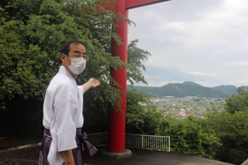 姫路市豊富町にある大年神社の位置を説明する甲八幡神社の木村眞比古宮司＝姫路市豊富町豊富