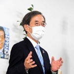 開所式で意気込みを訴える金沢和夫氏＝姫路市東延末２