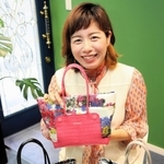 客が持ち込んだ布地と革パーツを組み合わせたオリジナルのハンドバッグ＝姫路市白銀町