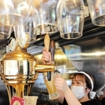 宣言解除を受け、約２か月ぶりに生ビールを注ぐ英洋軒南町店の店員＝姫路市南町（撮影・安藤真子）