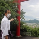 姫路市豊富町にある大年神社の位置を説明する甲八幡神社の木村眞比古宮司＝姫路市豊富町豊富