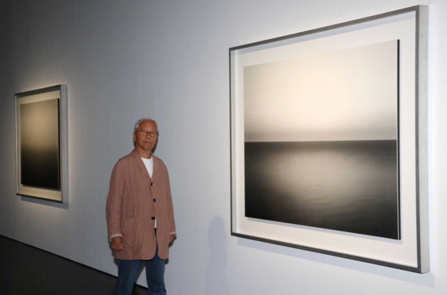 刀剣の美を連想させる写真作品「海景」の前に立つ杉本博司さん＝姫路市立美術館