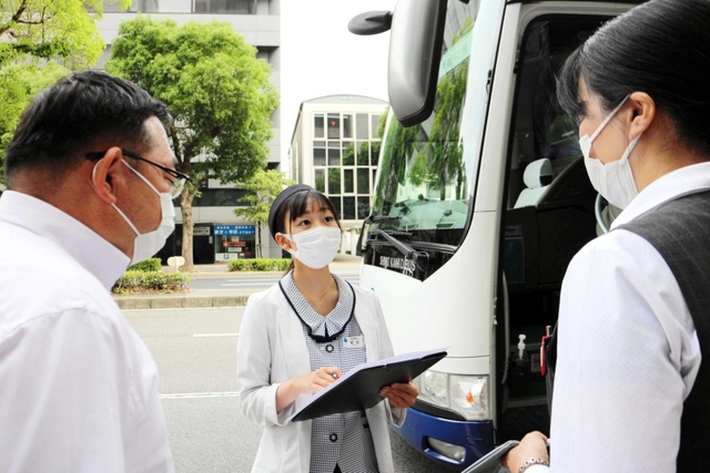 奈良への修学旅行を想定した研修を前にルートなどを確認する尾谷葵さん（中央）＝姫路市内