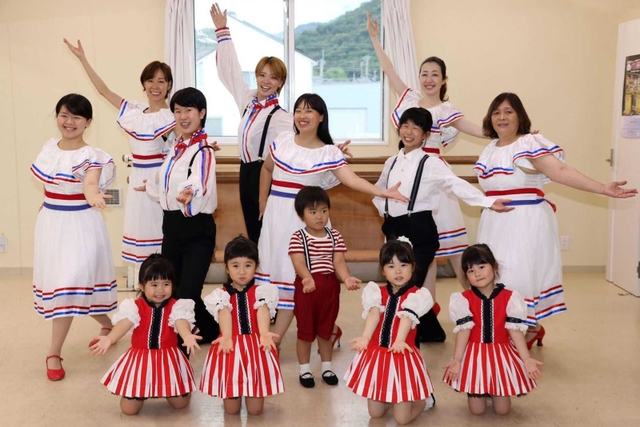 本番に向けてミュージカルの稽古に励む出演者ら＝姫路市別所町別所