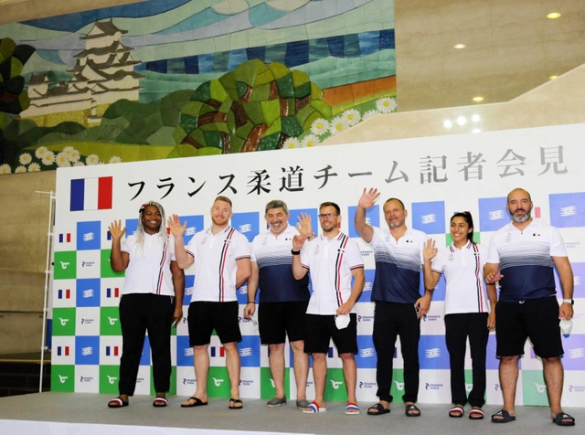 記者会見後、記念撮影に応じるフランス柔道チームの選手、スタッフ＝県立武道館