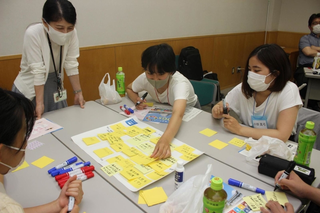 意見を出し合う参加者ら＝イーグレひめじじ