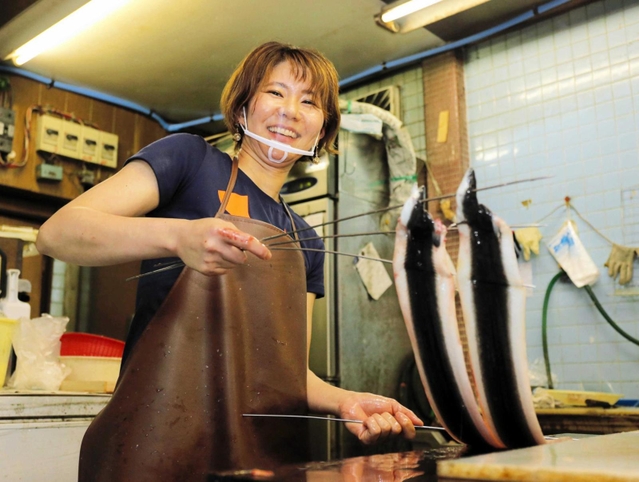 ウナギをさばいた西田美紗さん。「魚を見るのも触るのも食べるのも、好きなんです」と笑顔を見せる＝姫路市呉服町