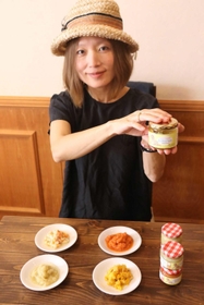有機野菜で離乳食を作ったベベルロー麗子さん＝姫路市白銀町