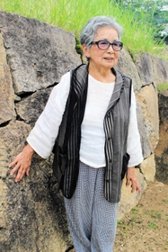 焼け野原の市街地を見渡した堀跡で空襲当時を振り返る竹居洋子さん＝姫路市本町