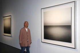 刀剣の美を連想させる写真作品「海景」の前に立つ杉本博司さん＝姫路市立美術館