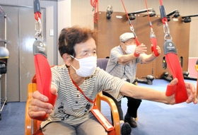 夫婦でデイサービス施設に通う増田正延さん、玲子さん。安心して楽しく暮らせるよう願う＝姫路市広畑区東新町２