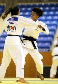 気合のこもった練習を披露する女子５２キロ級のアマンディーヌ・ブシャール選手（右）＝県立武道館