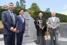 桂米朝さんの墓参りをした（右から）桂ざこばさん、宗助さん、米団治さん、南光さん＝姫路市名古山町