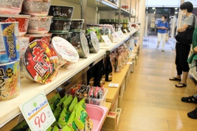 さまざまな食品が並ぶ店内＝姫路市二階町