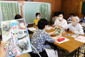 認知症予防の「回想かるた」に熱中する打越老人会のメンバー＝姫路市打越