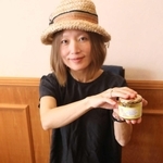 有機野菜で離乳食を作ったベベルロー麗子さん＝姫路市白銀町