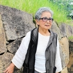 焼け野原の市街地を見渡した堀跡で空襲当時を振り返る竹居洋子さん＝姫路市本町