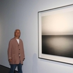 刀剣の美を連想させる写真作品「海景」の前に立つ杉本博司さん＝姫路市立美術館