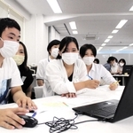 「子どもが喜ぶ行事」について考える学生ら。パソコンの画面越しに中高生たちと話し合った＝姫路市本町、ビズスペース姫路