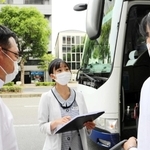 奈良への修学旅行を想定した研修を前にルートなどを確認する尾谷葵さん（中央）＝姫路市内