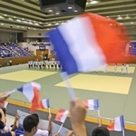 小旗を振ってフランス柔道チームの選手たちを歓迎する観客＝兵庫県立武道館