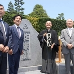 桂米朝さんの墓参りをした（右から）桂ざこばさん、宗助さん、米団治さん、南光さん＝姫路市名古山町
