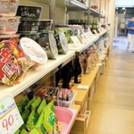 さまざまな食品が並ぶ店内＝姫路市二階町