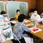 認知症予防の「回想かるた」に熱中する打越老人会のメンバー＝姫路市打越