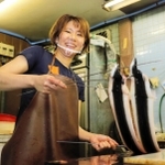 ウナギをさばいた西田美紗さん。「魚を見るのも触るのも食べるのも、好きなんです」と笑顔を見せる＝姫路市呉服町